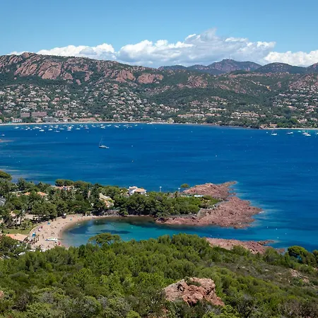 Climatise Proche Et Commerces Avec Balcon, Wi-fi Et Parking - Fr-1-466a-16 Saint-Raphaël