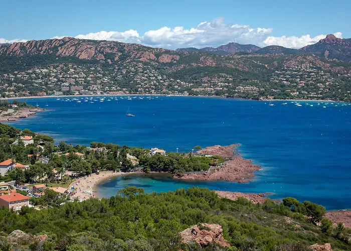 Climatise Proche Et Commerces Avec Balcon, Wi-fi Et Parking - Fr-1-466a-16 Saint-Raphaël